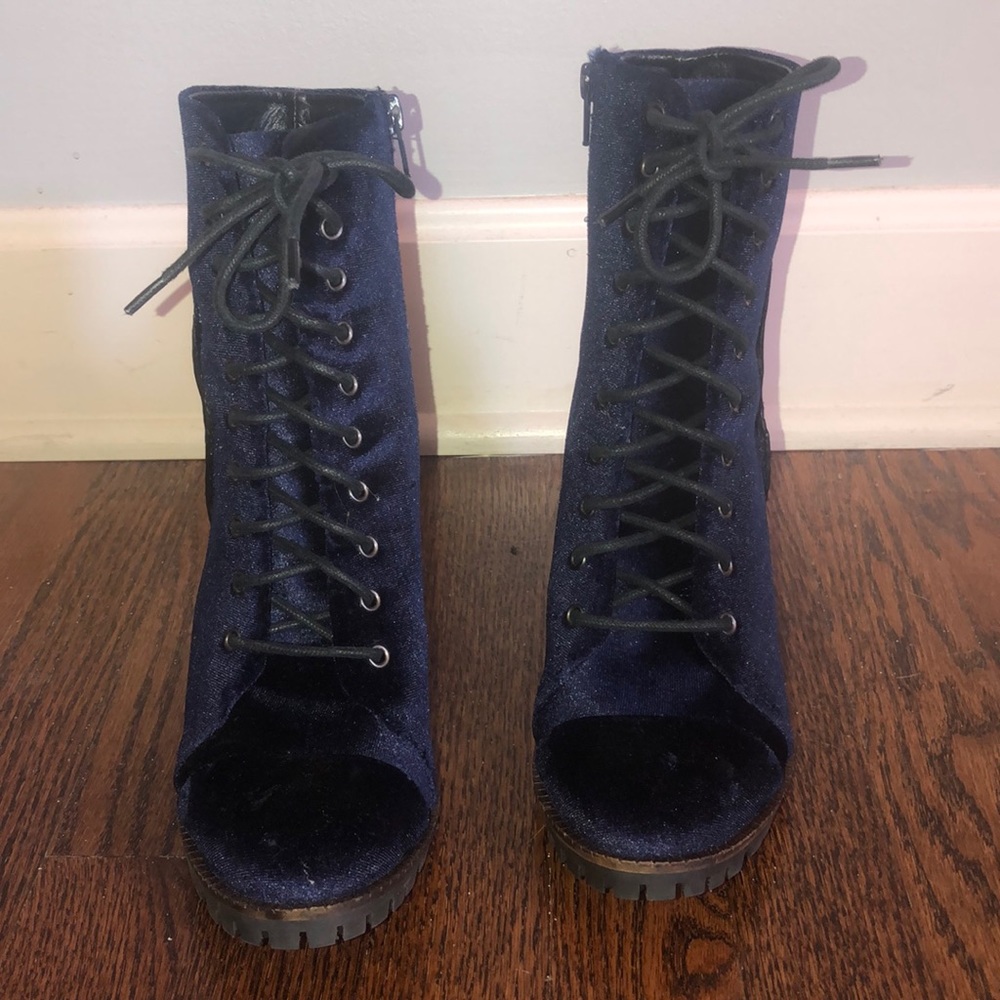 !!NEVER WORN!! REPORT VELVET HEELS - Picture 2 of 3